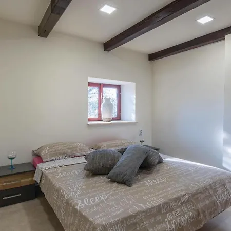 Apartment In With 2 Bedrooms, Jacuzzi And Wifi Pula