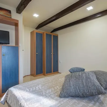 In With 2 Bedrooms, Jacuzzi And Wifi Apartment