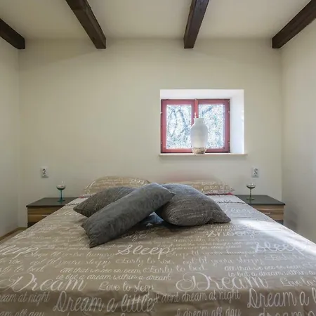 Apartment In With 2 Bedrooms, Jacuzzi And Wifi Pula