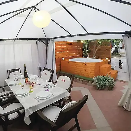 Apartmán In With 2 Bedrooms, Jacuzzi And Wifi *